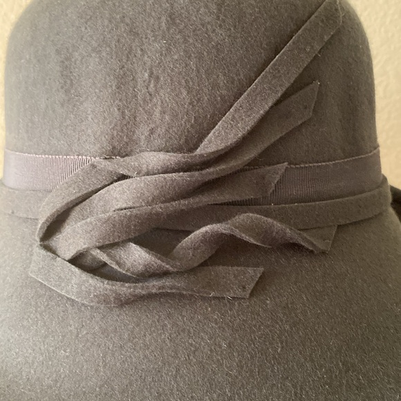Giovannio New York grey wool wide brim cloche, with dramatic sexy side tilt - Picture 2 of 3